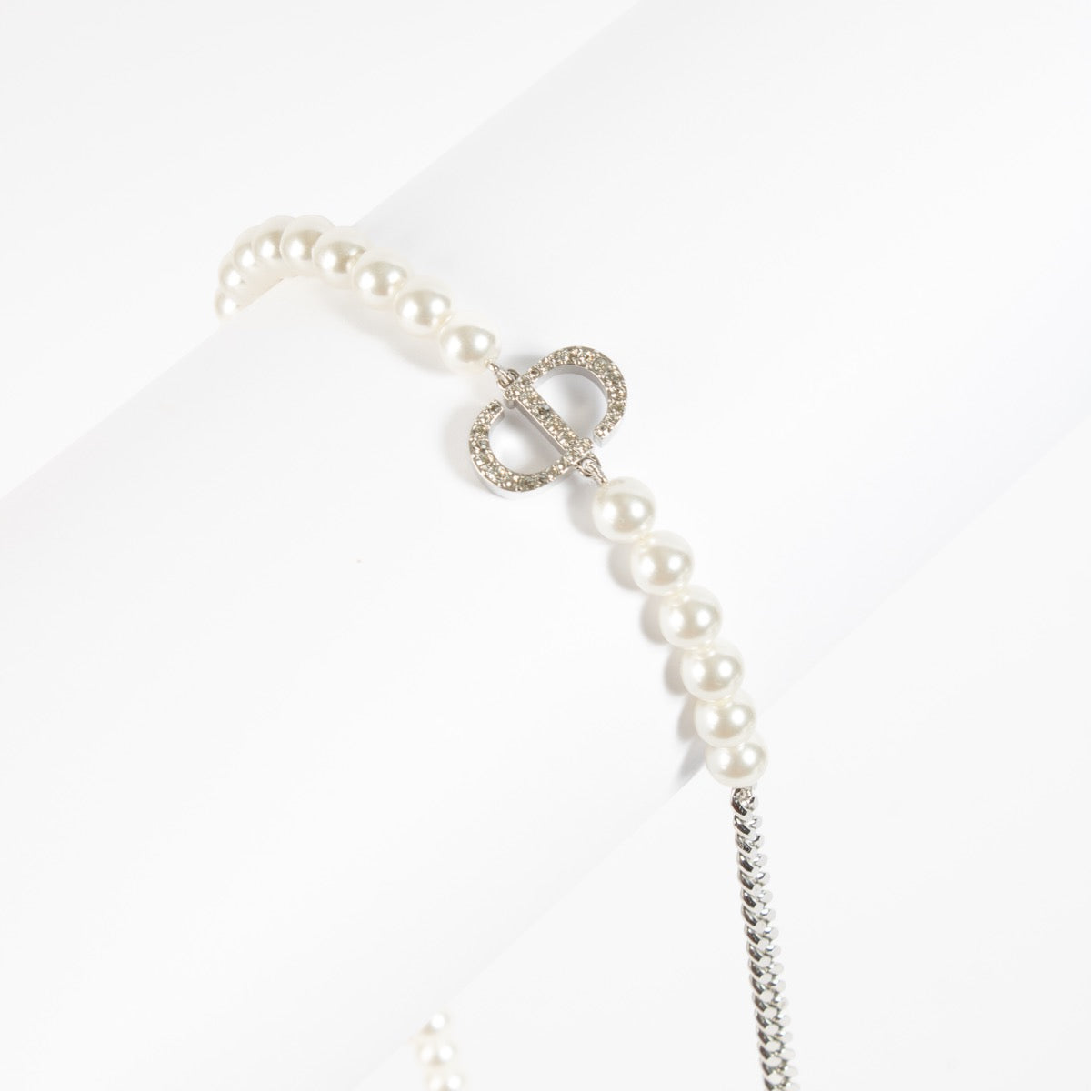 Shop safe online at Labellov in Antwerp, Brussels and Knokke this 100% authentic second hand Christian Dior Silver 30 Montaigne Necklace. Veilig online tweedehands authentieke Christian Dior Silver 30 Montaigne ketting kopen bij Labellov.