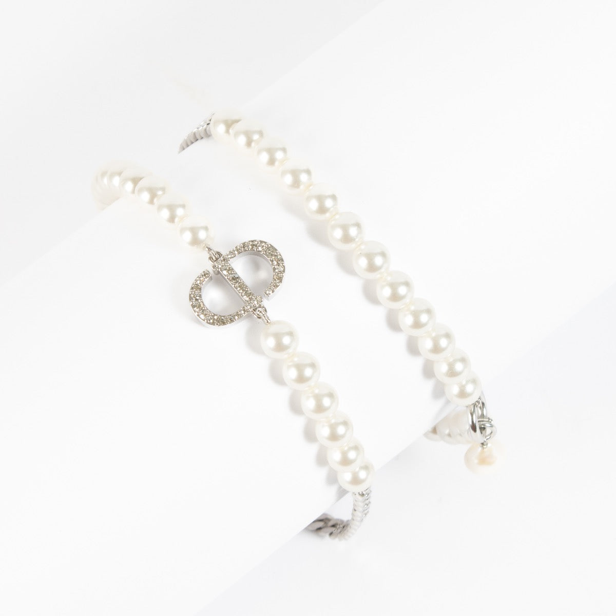 Shop safe online at Labellov in Antwerp, Brussels and Knokke this 100% authentic second hand Christian Dior Silver 30 Montaigne Necklace. Veilig online tweedehands authentieke Christian Dior Silver 30 Montaigne ketting kopen bij Labellov.