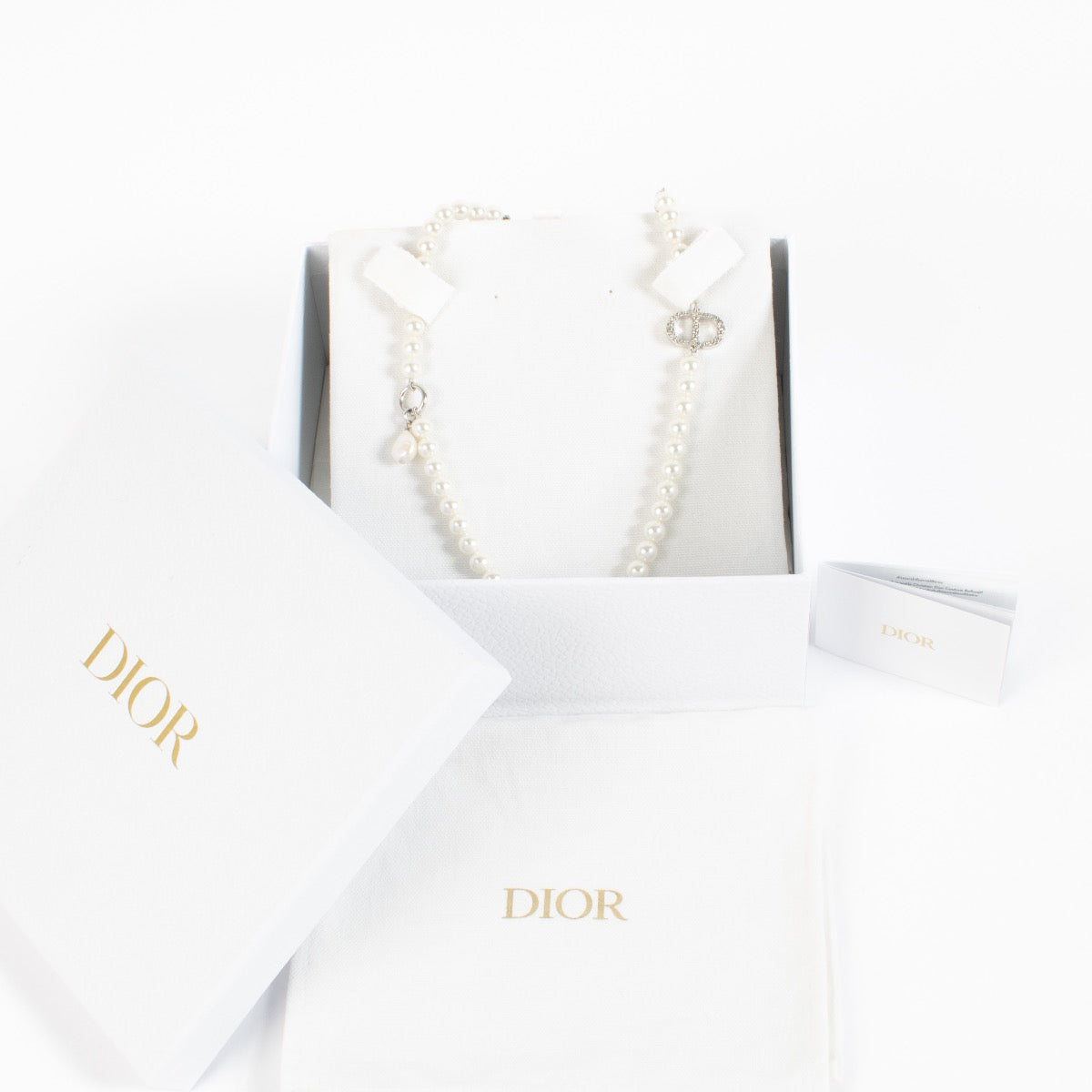 Shop safe online at Labellov in Antwerp, Brussels and Knokke this 100% authentic second hand Christian Dior Silver 30 Montaigne Necklace. Veilig online tweedehands authentieke Christian Dior Silver 30 Montaigne ketting kopen bij Labellov.