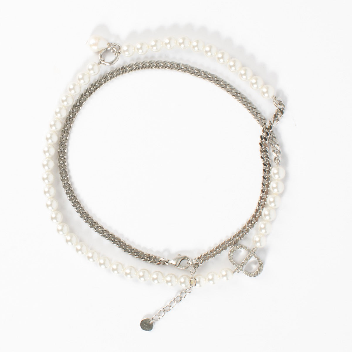 Shop safe online at Labellov in Antwerp, Brussels and Knokke this 100% authentic second hand Christian Dior Silver 30 Montaigne Necklace. Veilig online tweedehands authentieke Christian Dior Silver 30 Montaigne ketting kopen bij Labellov.