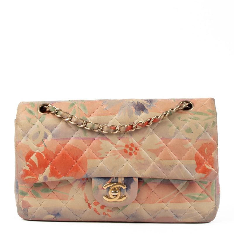 Shop safe online at Labellov in Antwerp, Brussels and Knokke this 100% authentic second hand Chanel Floral Watercolor Classic 11.12 Classic Flap Bag. Veilig online tweedehands authentieke Chanel Floral Watercolor Classic 11.12 Classic Flap handtas kopen b