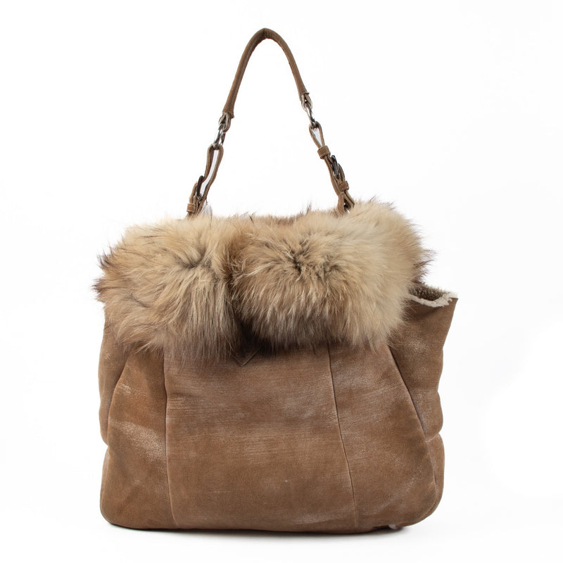 Shop safe online at Labellov in Antwerp, Brussels and Knokke this 100% authentic second hand Prada Beige Shearling/Fox Hobo Shoulder Bag.
