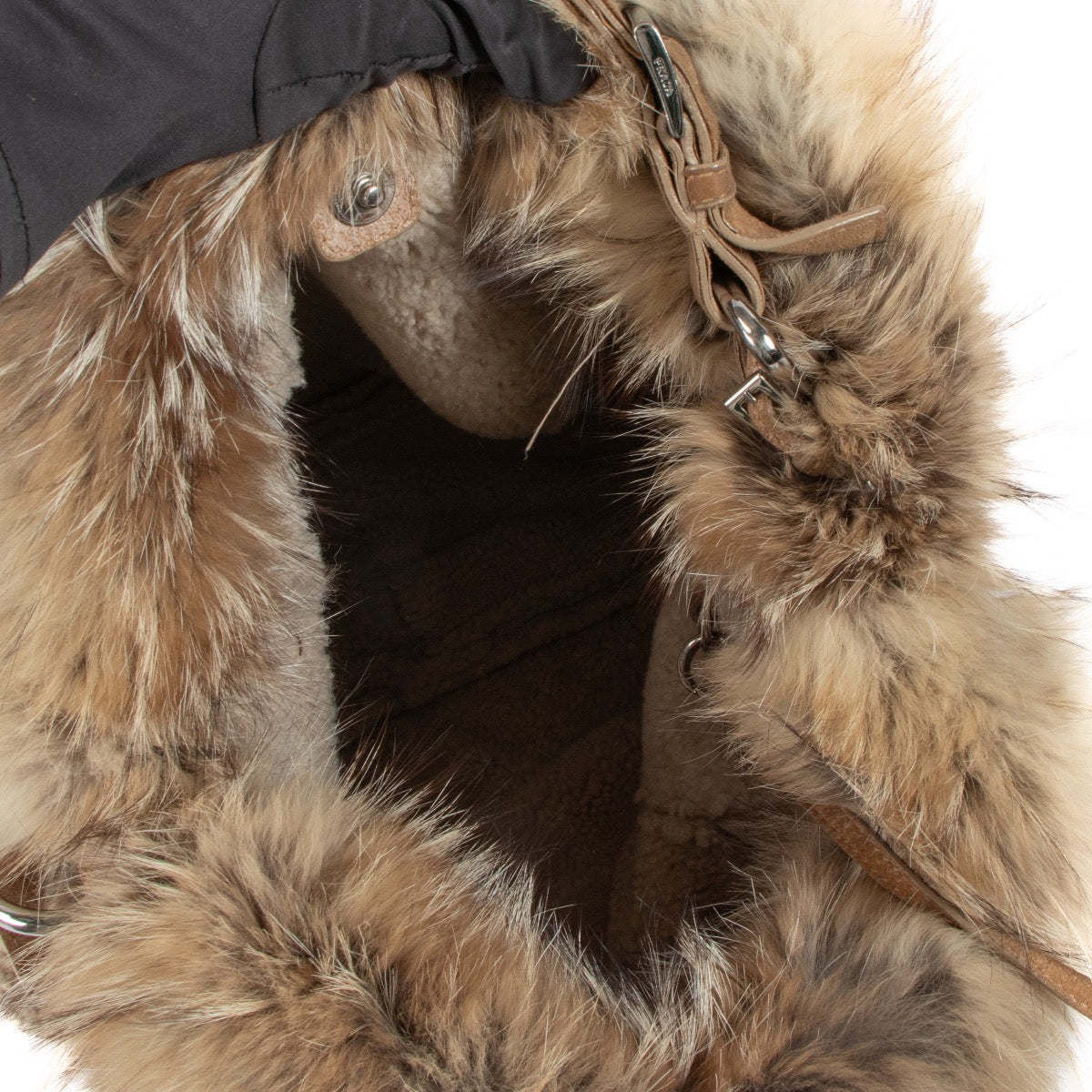 Shop safe online at Labellov in Antwerp, Brussels and Knokke this 100% authentic second hand Prada Beige Shearling/Fox Hobo Shoulder Bag.