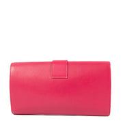 Shop safe online at Labellov in Antwerp, Brussels and Knokke this 100% authentic second hand Saint Laurent Fuchsia Y Clutch. Veilig online tweedehands authentieke Saint Laurent Fuchsia Y Clutch kopen bij Labellov in Antwerpen.