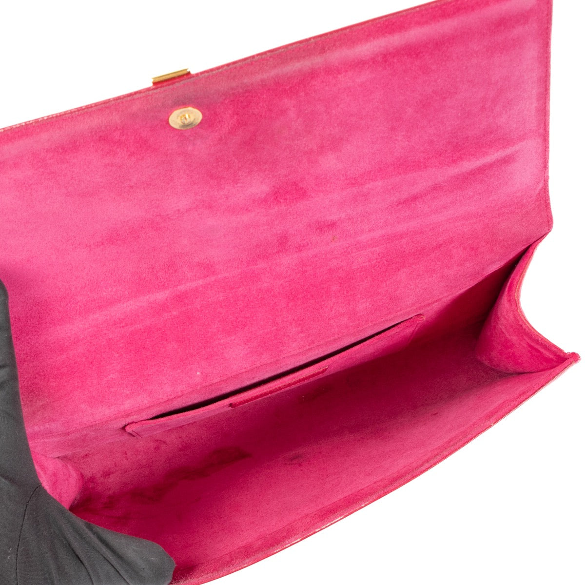 Shop safe online at Labellov in Antwerp, Brussels and Knokke this 100% authentic second hand Saint Laurent Fuchsia Y Clutch. Veilig online tweedehands authentieke Saint Laurent Fuchsia Y Clutch kopen bij Labellov in Antwerpen.