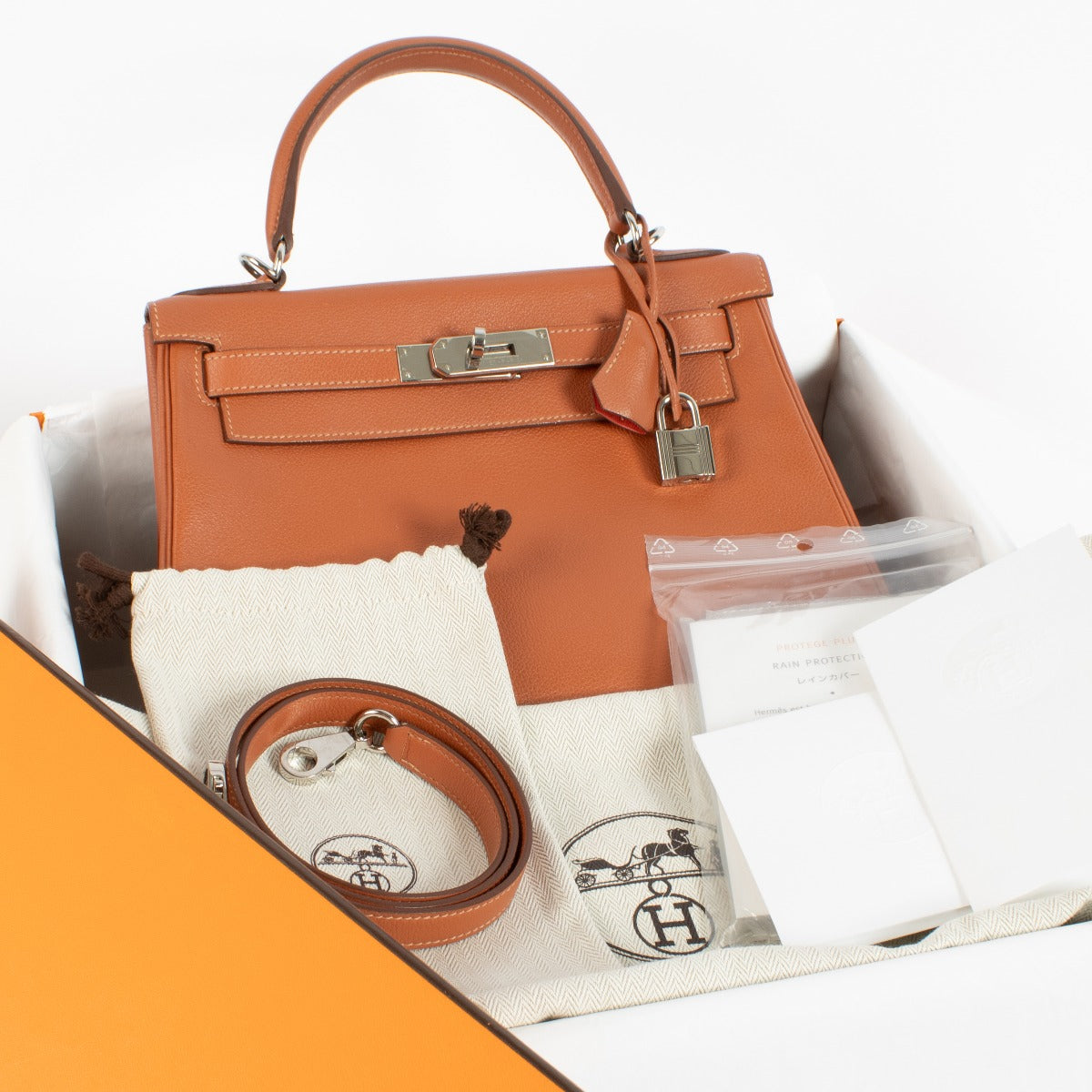 Authentic second hand Hermès Kelly 28 Verso Blush/Rose Jaipur Evercolor PHW on www.labellov.com