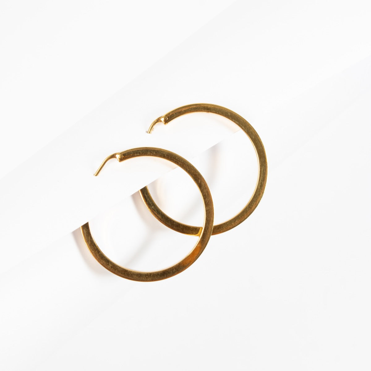 Shop safe online at Labellov in Antwerp, Brussels and Knokke these 100% authentic second hand Céline Gold Hoop Earrings