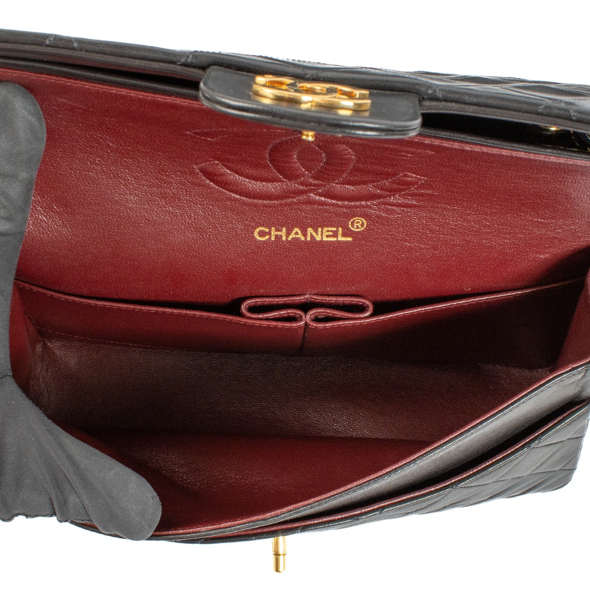 Sac à rabat classique moyen Chanel vintage en agneau noir