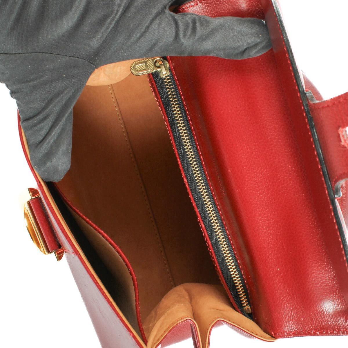 Shop safe online at Labellov in Antwerp, Brussels and Knokke this 100% authentic second hand Delvaux Rosso Jumping Brillant PM. Veilig online tweedehands authentieke Delvaux Rosso Jumping Brillant kopen bij Labellov.