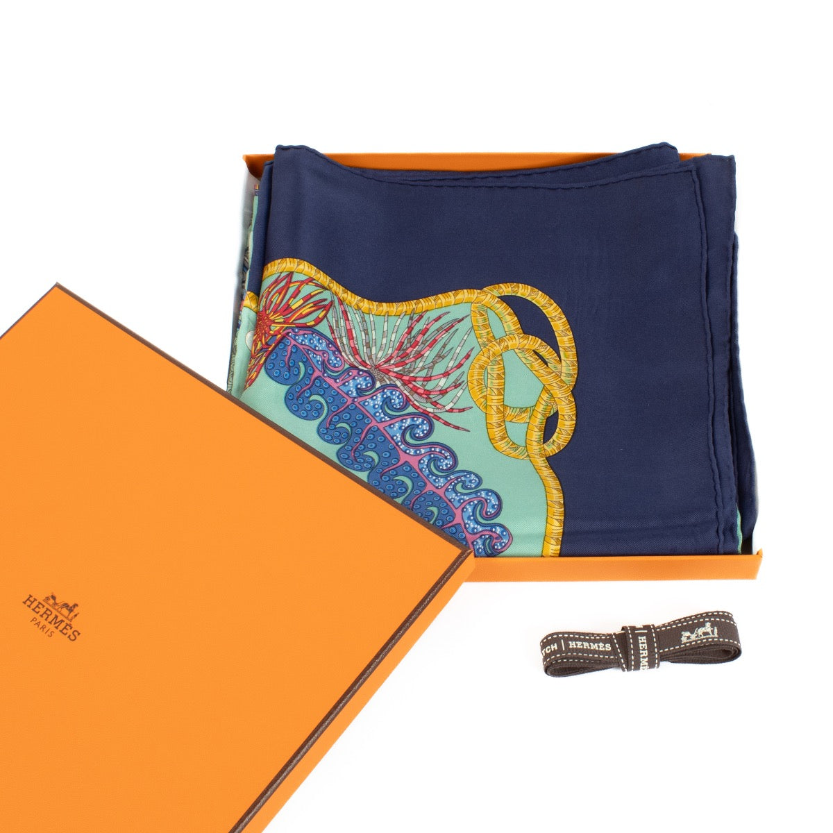 Authentic second hand Hermès Grands Fonds Silk Scarf on Labellov.com