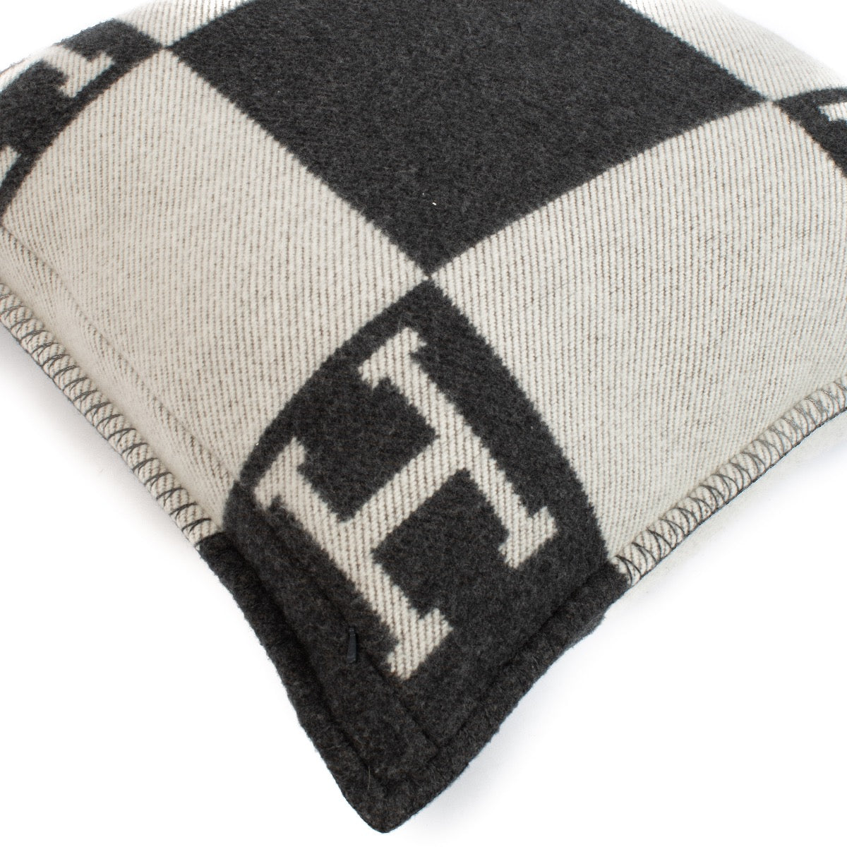 Authentic Second hand Hermès Avalon Pillow Small Model Ecru/gris on Labellov.com