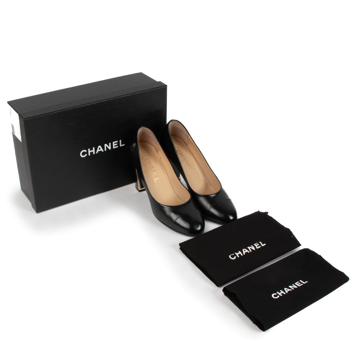 Chanel Black Leather Court Pumps - size 38 aan de beste prijs bij Labellov tweedehands luxe in Antwerpen en Knokke. Koop en verkoop steeds aan de beste prijs.