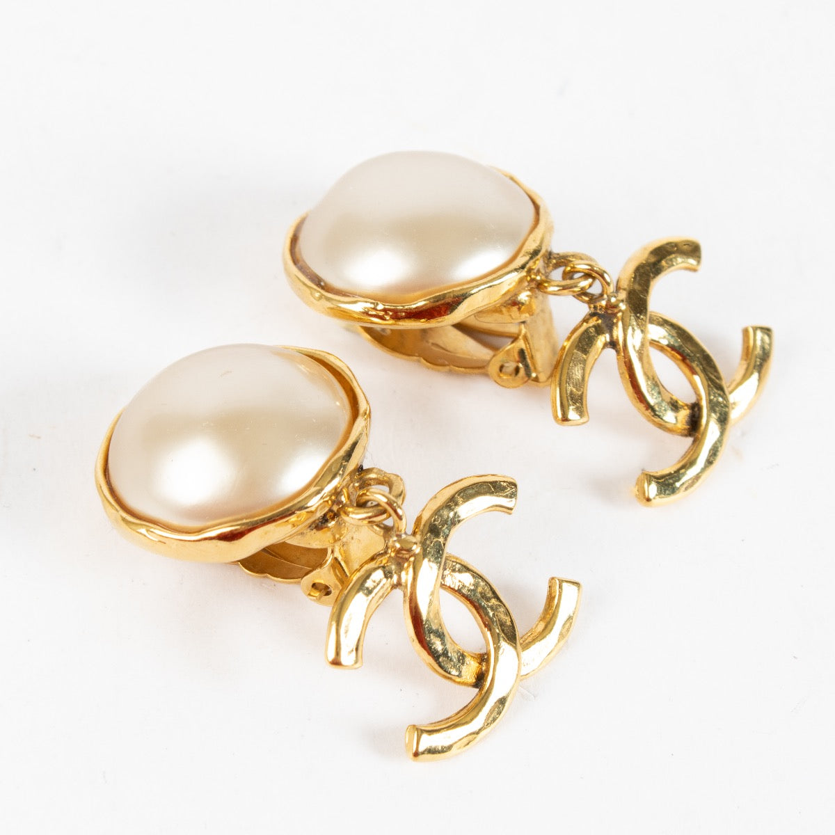 shop 100% authentic second hand Chanel 94P Gold CC Fantasy Pearl Earrings on Labellov.com