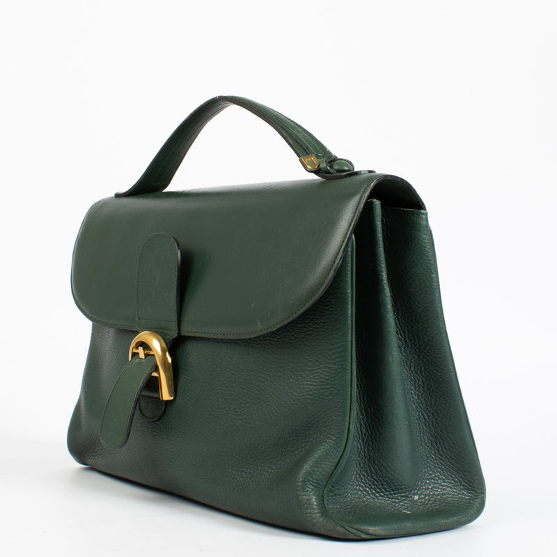 Shop the pre-loved Delvaux Brillant Briefcase in green leather with gold buckle closure—an iconic piece of Belgian luxury craftsmanship. Available now at Labellov in Antwerpen and Knokke.