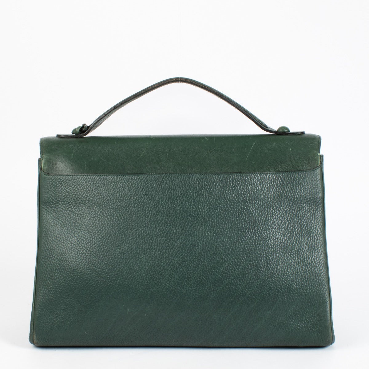 Shop the pre-loved Delvaux Brillant Briefcase in green leather with gold buckle closure—an iconic piece of Belgian luxury craftsmanship. Available now at Labellov in Antwerpen and Knokke.