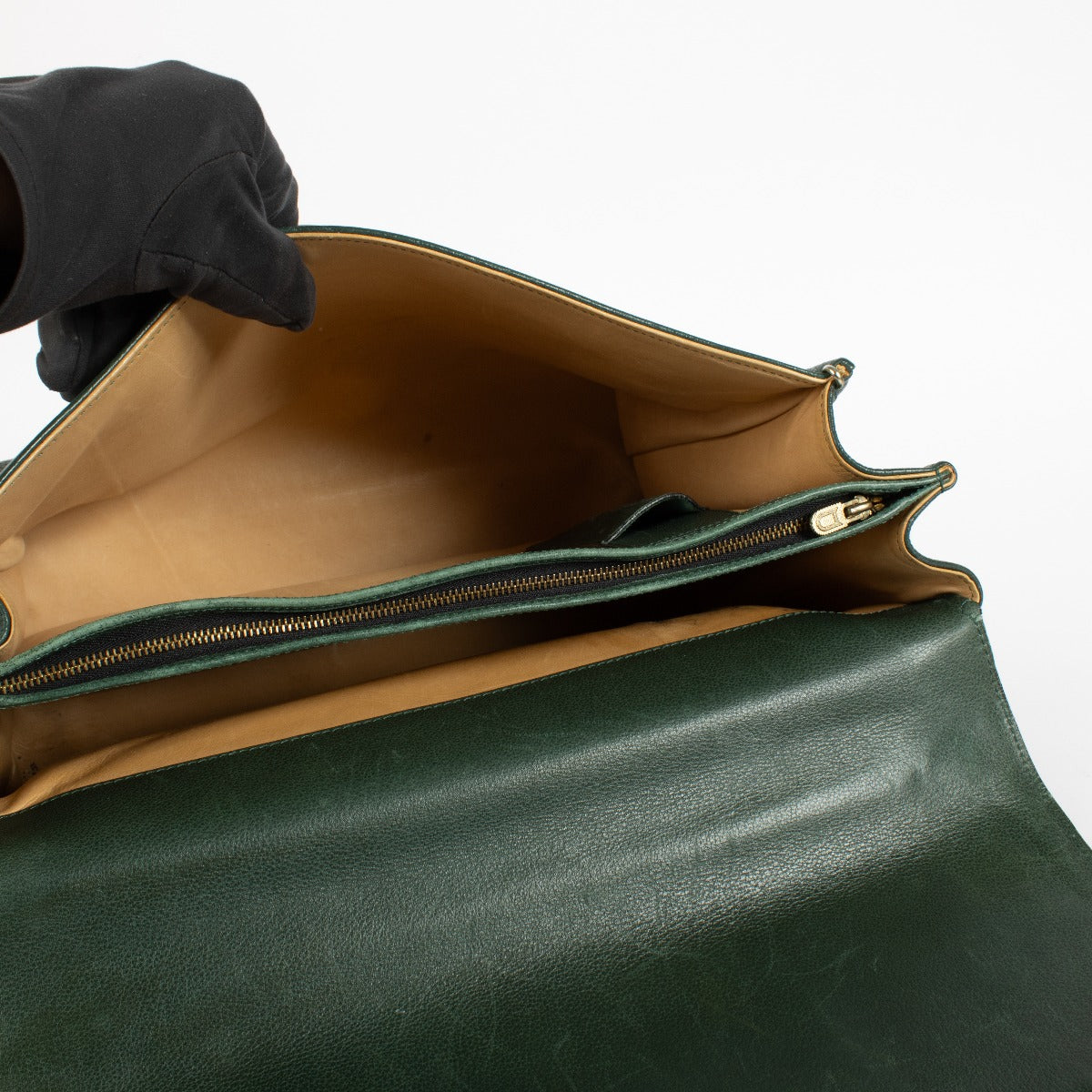 Shop the pre-loved Delvaux Brillant Briefcase in green leather with gold buckle closure—an iconic piece of Belgian luxury craftsmanship. Available now at Labellov in Antwerpen and Knokke.