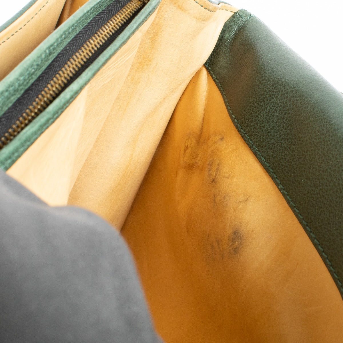 Shop the pre-loved Delvaux Brillant Briefcase in green leather with gold buckle closure—an iconic piece of Belgian luxury craftsmanship. Available now at Labellov in Antwerpen and Knokke.