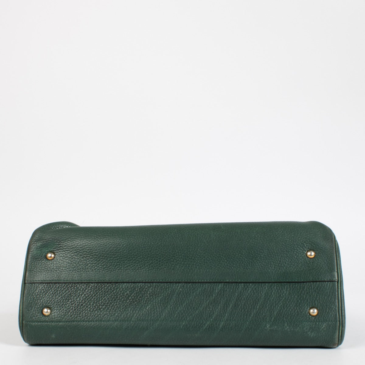 Shop the pre-loved Delvaux Brillant Briefcase in green leather with gold buckle closure—an iconic piece of Belgian luxury craftsmanship. Available now at Labellov in Antwerpen and Knokke.