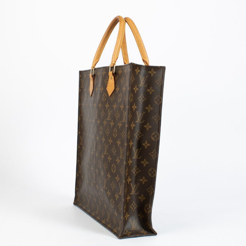Shop the pre-loved Louis Vuitton Monogram Sac Plat—an iconic structured tote crafted in classic Monogram canvas. Available now at Labellov, your trusted source for luxury designer bags in Antwerpen and Knokke.