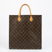Shop the pre-loved Louis Vuitton Monogram Sac Plat—an iconic structured tote crafted in classic Monogram canvas. Available now at Labellov, your trusted source for luxury designer bags in Antwerpen and Knokke.