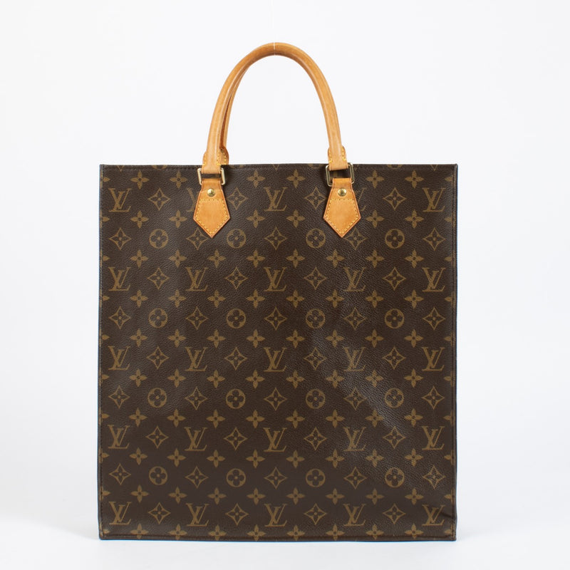 Shop the pre-loved Louis Vuitton Monogram Sac Plat—an iconic structured tote crafted in classic Monogram canvas. Available now at Labellov, your trusted source for luxury designer bags in Antwerpen and Knokke.
