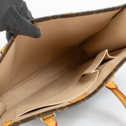 Shop the pre-loved Louis Vuitton Monogram Sac Plat—an iconic structured tote crafted in classic Monogram canvas. Available now at Labellov, your trusted source for luxury designer bags in Antwerpen and Knokke.