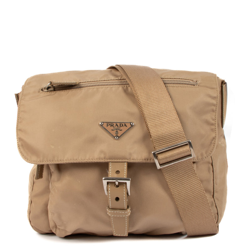 Prada Beige Nylon Messenger Crossbody Bag aan de beste prijs bij Labellov tweedehands luxe in Antwerpen en Knokke. We buy and sell your preloved and brand new designer bags for the best price.