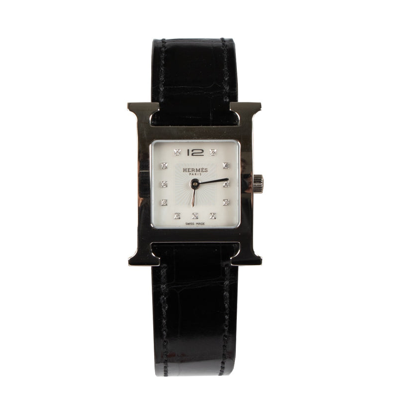 Shop safe online at Labellov in Antwerp, Brussels and Knokke this 100% authentic second hand Hermès Black Diamond Small Heure H Watch. Veilig online tweedehands authentieke Hermès Black Diamond Small Heure H horloge kopen bij Labellov.