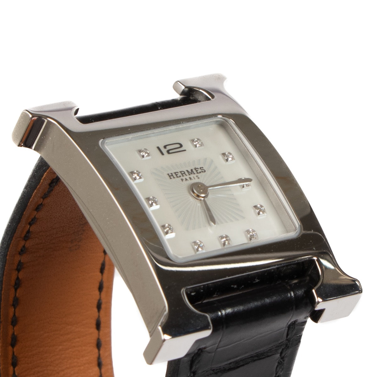 Shop safe online at Labellov in Antwerp, Brussels and Knokke this 100% authentic second hand Hermès Black Diamond Small Heure H Watch. Veilig online tweedehands authentieke Hermès Black Diamond Small Heure H horloge kopen bij Labellov.