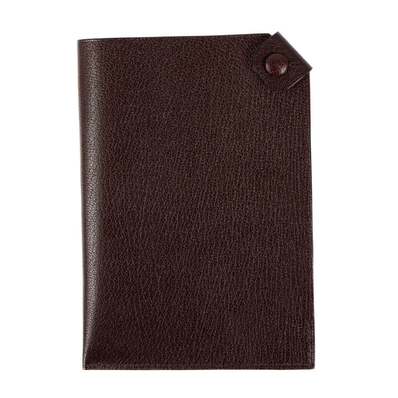 Shop safe online at Labellov in Antwerp, Brussels and Knokke this 100% authentic second hand Hermès Chocolate Brown Tarmac Passport Holder. veilig online tweedehands authentieke Hermès Chocolate Brown Tarmac Paspoort houder kopen bij Labellov.