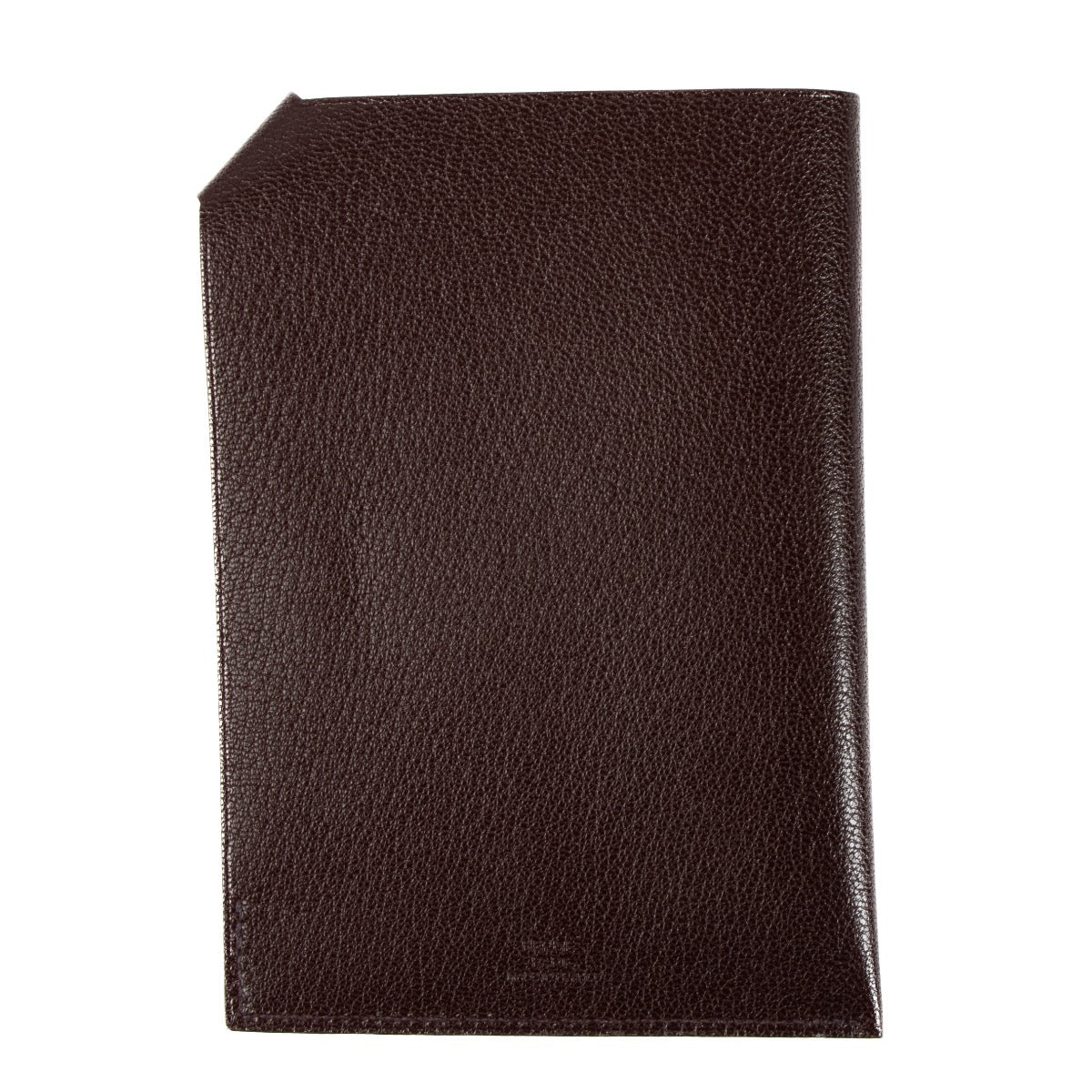 Shop safe online at Labellov in Antwerp, Brussels and Knokke this 100% authentic second hand Hermès Chocolate Brown Tarmac Passport Holder. veilig online tweedehands authentieke Hermès Chocolate Brown Tarmac Paspoort houder kopen bij Labellov.