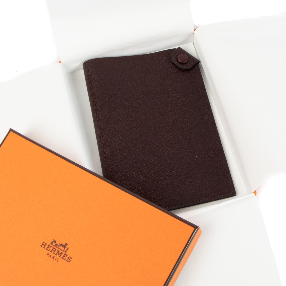 Shop safe online at Labellov in Antwerp, Brussels and Knokke this 100% authentic second hand Hermès Chocolate Brown Tarmac Passport Holder. veilig online tweedehands authentieke Hermès Chocolate Brown Tarmac Paspoort houder kopen bij Labellov.