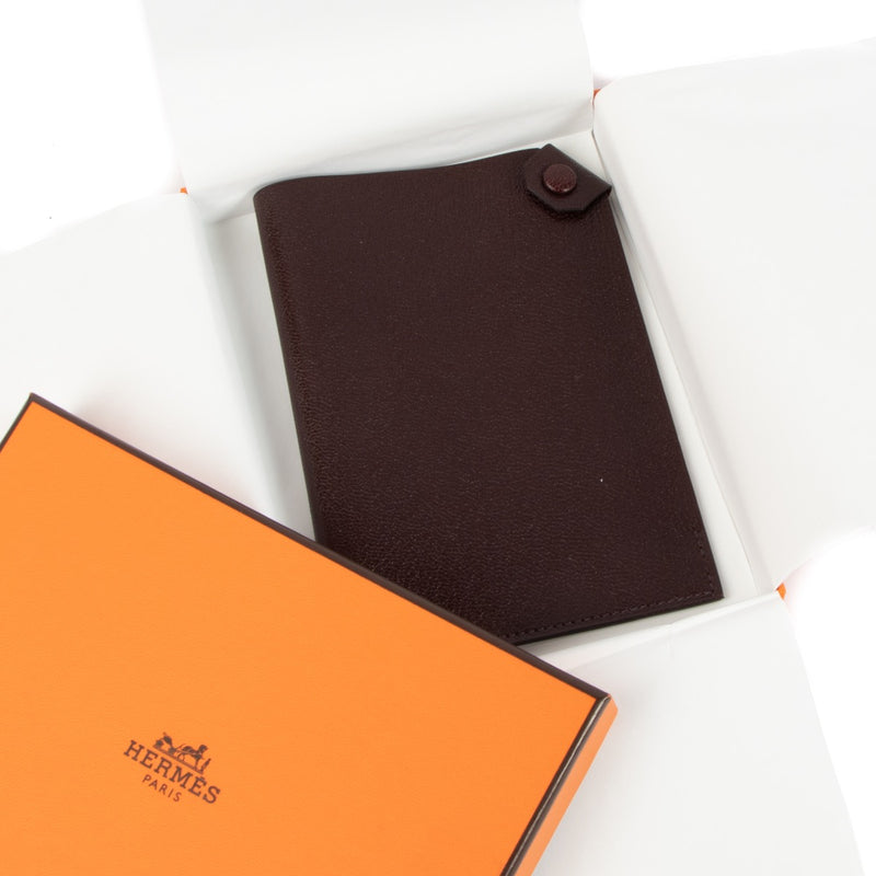 Shop safe online at Labellov in Antwerp, Brussels and Knokke this 100% authentic second hand Hermès Chocolate Brown Tarmac Passport Holder. veilig online tweedehands authentieke Hermès Chocolate Brown Tarmac Paspoort houder kopen bij Labellov.