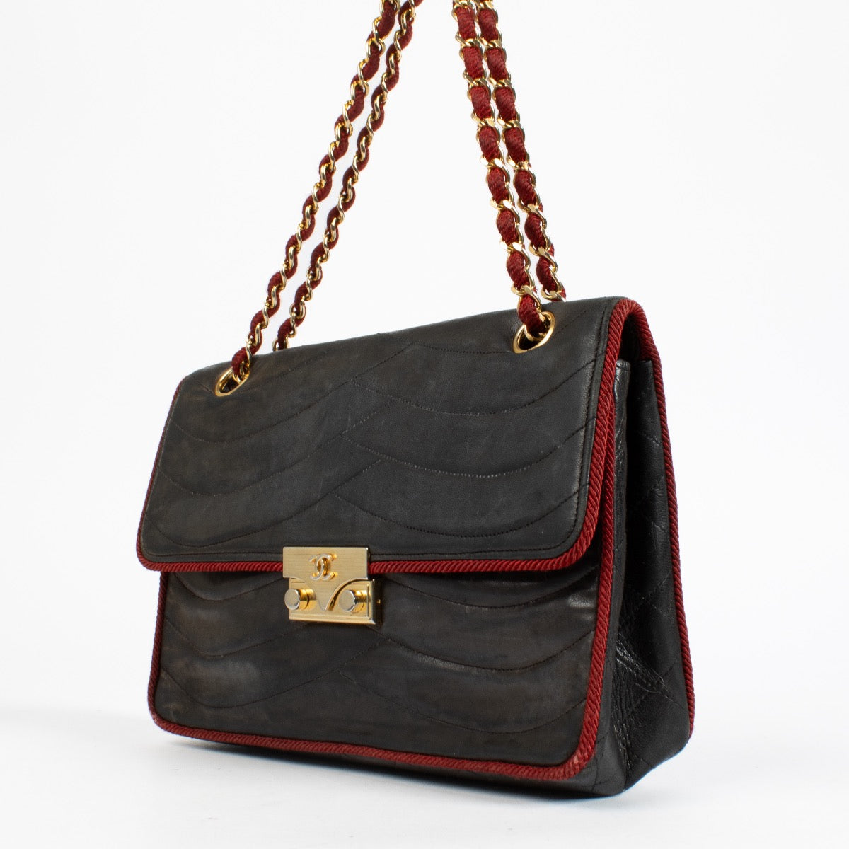 authentic preloved Chanel Vintage Scallop Quilted Medium Pagoda Flap Bag on Labellov.com