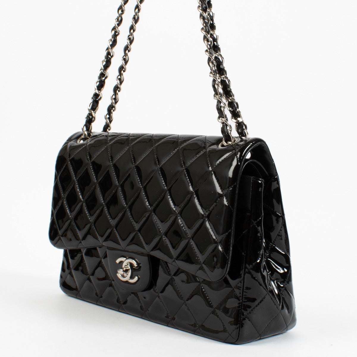 Shop safe online at Labellov in Antwerp, Brussels and Knokke this 100% authentic second hand Chanel Black Patent Large Classic Flap Bag. Veilig online tweedehands authentieke Chanel Black Patent Large Classic Flap Bag handtas kopen bij Labellov.