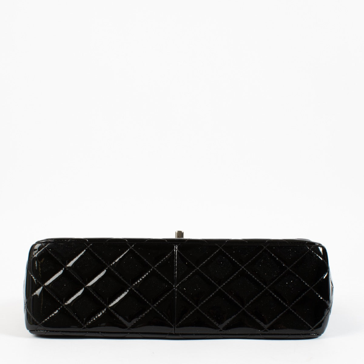 Shop safe online at Labellov in Antwerp, Brussels and Knokke this 100% authentic second hand Chanel Black Patent Large Classic Flap Bag. Veilig online tweedehands authentieke Chanel Black Patent Large Classic Flap Bag handtas kopen bij Labellov.