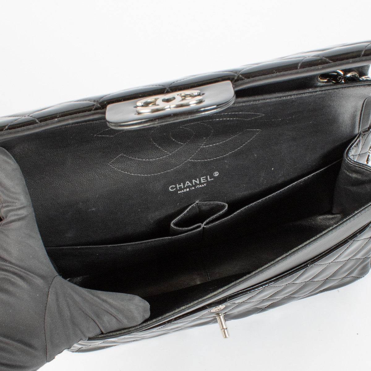 Shop safe online at Labellov in Antwerp, Brussels and Knokke this 100% authentic second hand Chanel Black Patent Large Classic Flap Bag. Veilig online tweedehands authentieke Chanel Black Patent Large Classic Flap Bag handtas kopen bij Labellov.