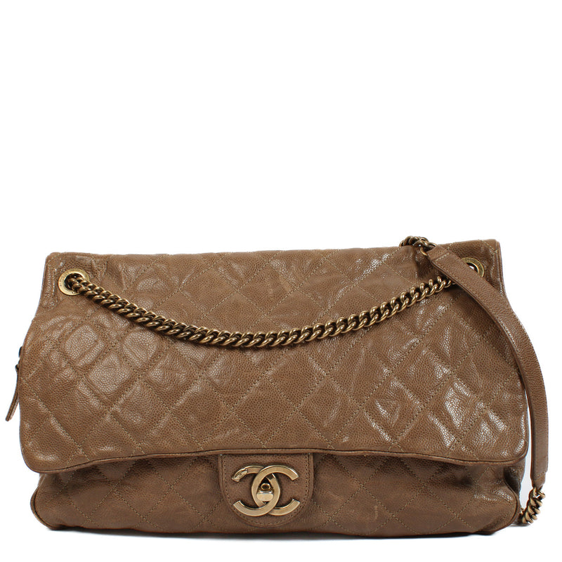 Chanel Brown Leather Large Shoulder Bag aan de beste prijs bij Labellov. Chanel Brown Leather Large Shoulder Bag for the best price available at Labellov secondhand vintage designer luxury.