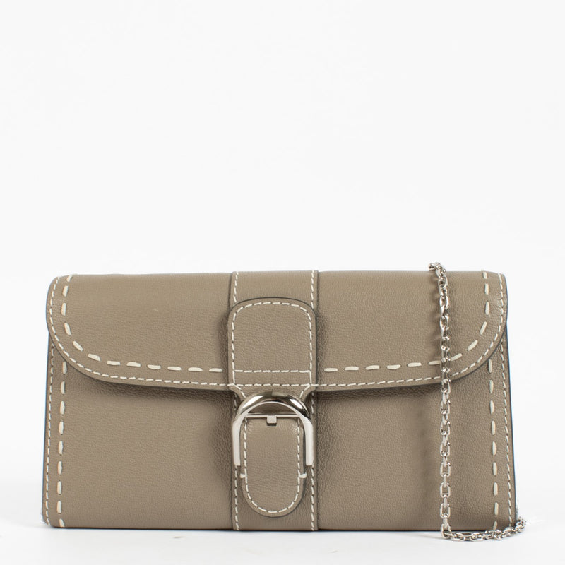 Shop safe online at Labellov in Antwerp, Brussels and Knokke this 100% authentic second hand Delvaux Tourterelle Brillant Chain Wallet Clutch