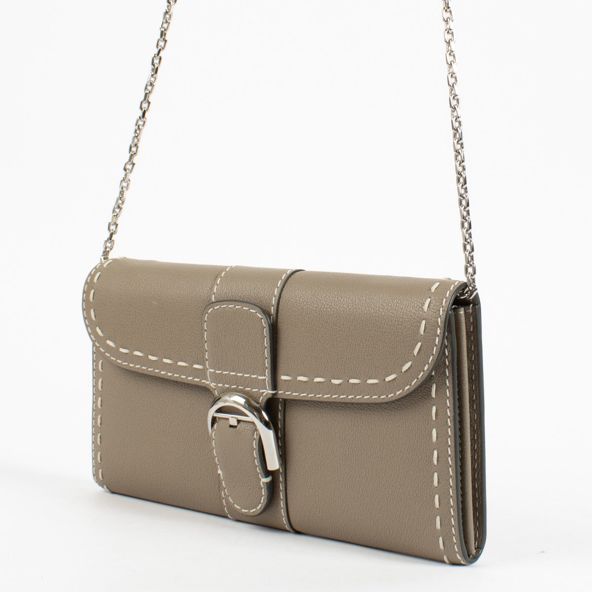 Shop safe online at Labellov in Antwerp, Brussels and Knokke this 100% authentic second hand Delvaux Tourterelle Brillant Chain Wallet Clutch