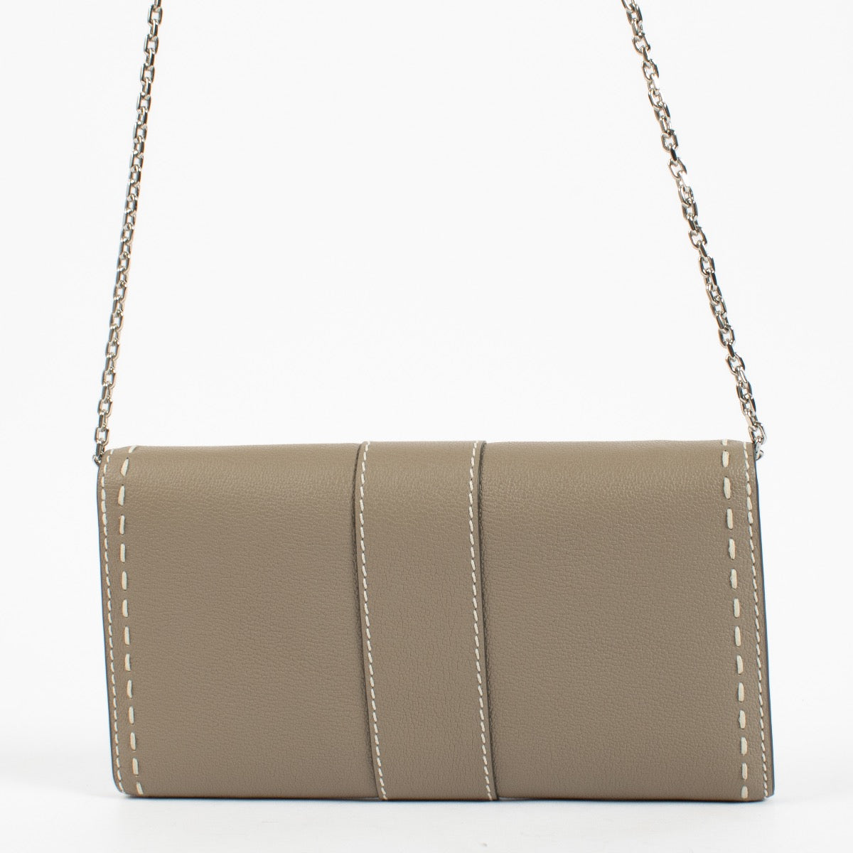 Shop safe online at Labellov in Antwerp, Brussels and Knokke this 100% authentic second hand Delvaux Tourterelle Brillant Chain Wallet Clutch