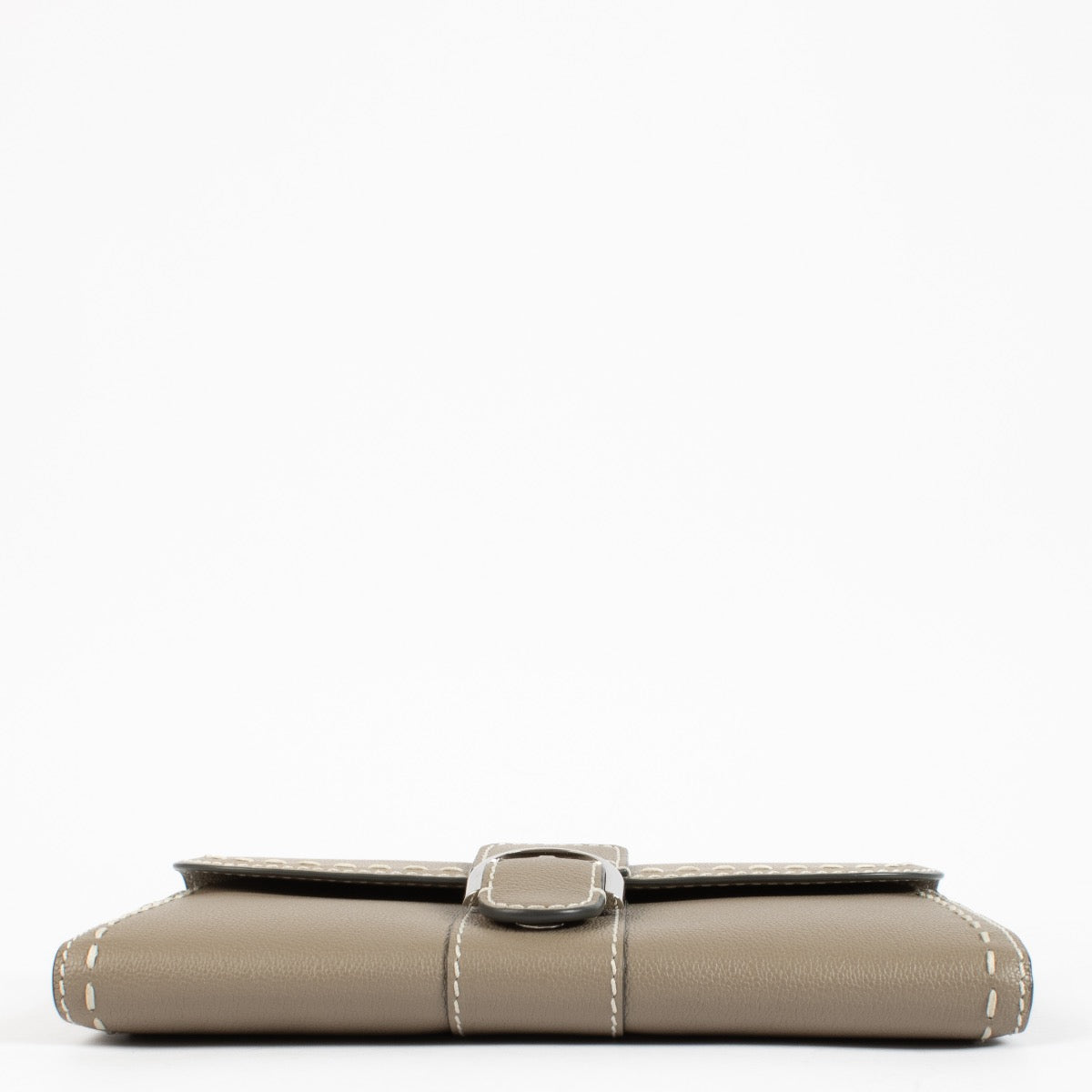 Shop safe online at Labellov in Antwerp, Brussels and Knokke this 100% authentic second hand Delvaux Tourterelle Brillant Chain Wallet Clutch