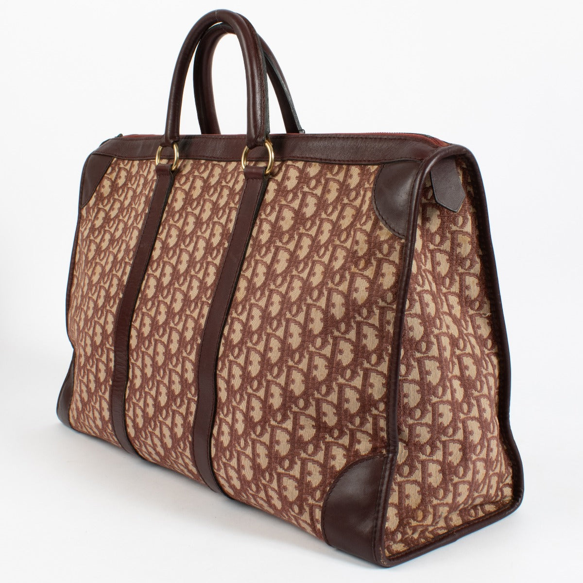 Shop safe online at Labellov in Antwerp, Brussels and knokke this 100% authentic second hand Christian Dior Burgundy Oblique Travel Bag. Veilig online tweedehands authentieke Christian Dior Burgundy Oblique Travel handtas kopen bij Labellov.