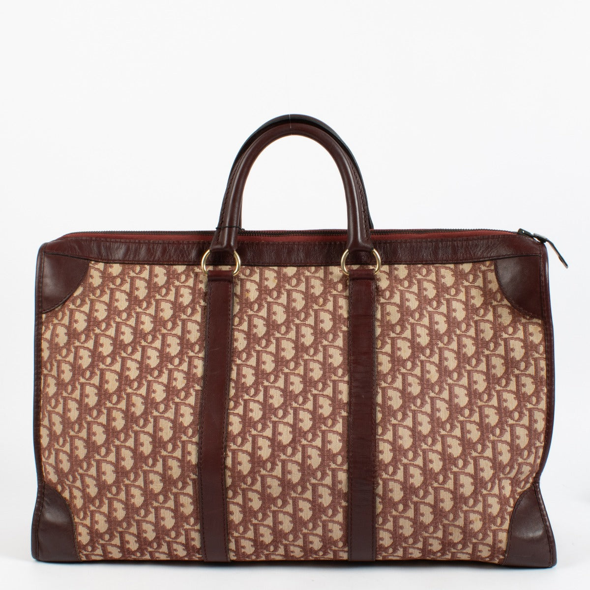 Shop safe online at Labellov in Antwerp, Brussels and knokke this 100% authentic second hand Christian Dior Burgundy Oblique Travel Bag. Veilig online tweedehands authentieke Christian Dior Burgundy Oblique Travel handtas kopen bij Labellov.