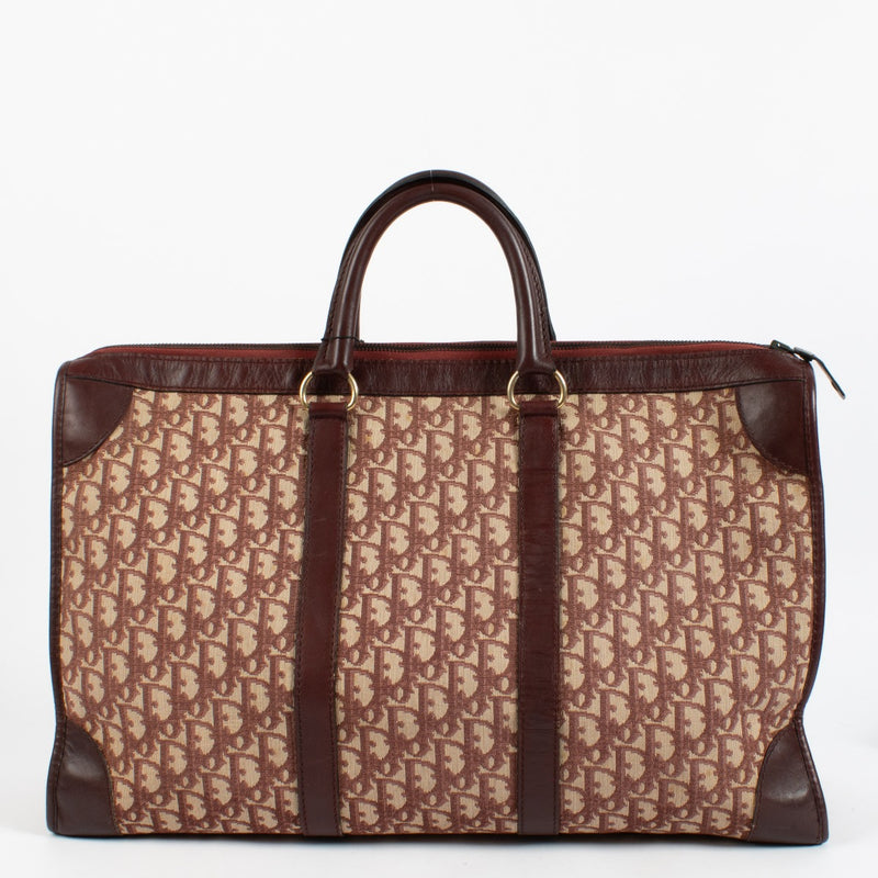 Shop safe online at Labellov in Antwerp, Brussels and knokke this 100% authentic second hand Christian Dior Burgundy Oblique Travel Bag. Veilig online tweedehands authentieke Christian Dior Burgundy Oblique Travel handtas kopen bij Labellov.