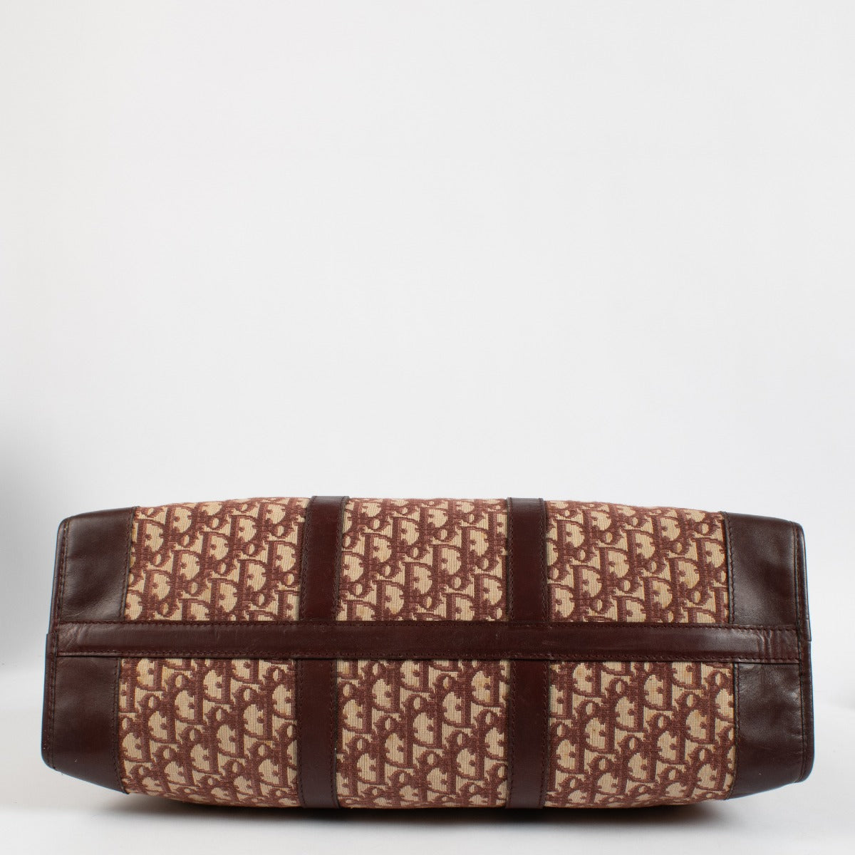 Shop safe online at Labellov in Antwerp, Brussels and knokke this 100% authentic second hand Christian Dior Burgundy Oblique Travel Bag. Veilig online tweedehands authentieke Christian Dior Burgundy Oblique Travel handtas kopen bij Labellov.