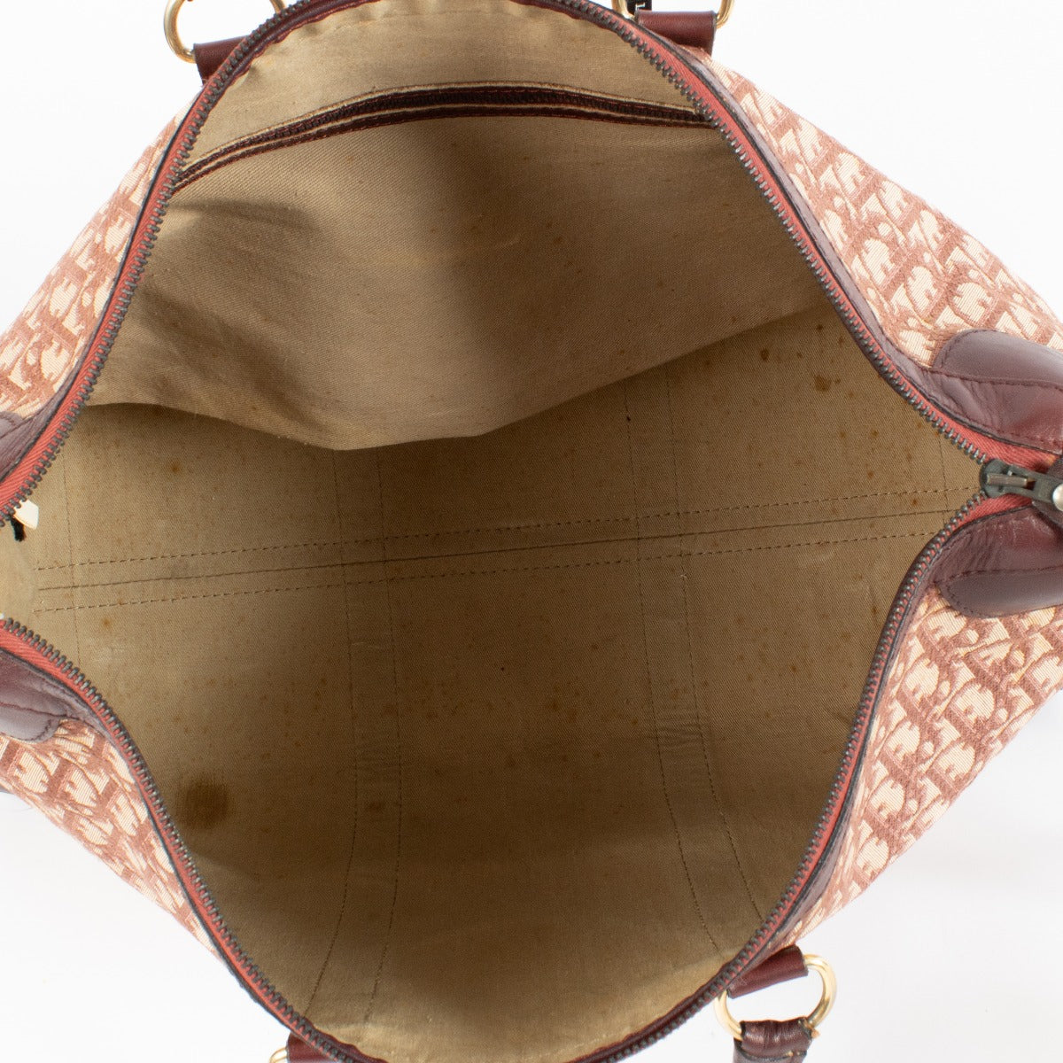 Shop safe online at Labellov in Antwerp, Brussels and knokke this 100% authentic second hand Christian Dior Burgundy Oblique Travel Bag. Veilig online tweedehands authentieke Christian Dior Burgundy Oblique Travel handtas kopen bij Labellov.