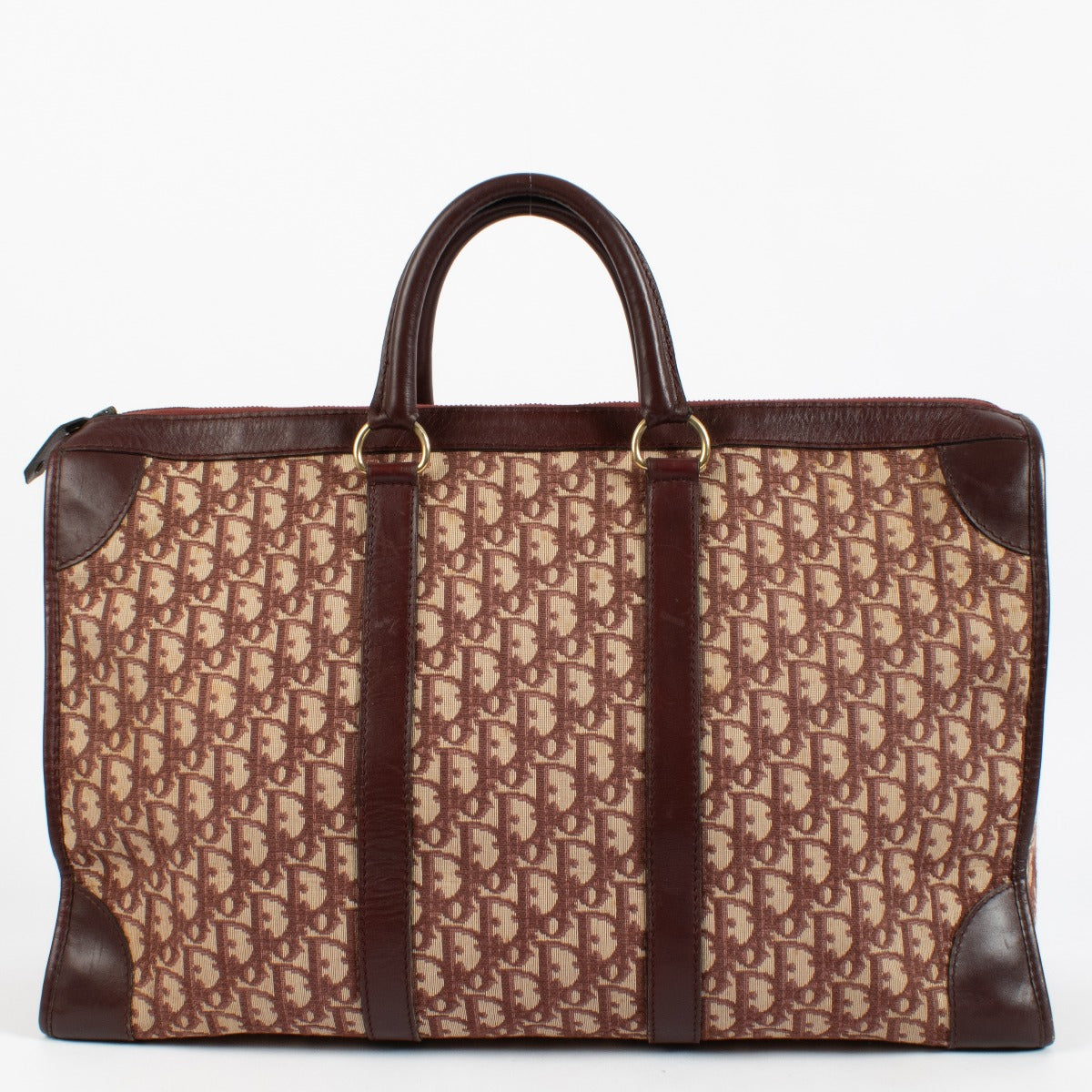 Shop safe online at Labellov in Antwerp, Brussels and knokke this 100% authentic second hand Christian Dior Burgundy Oblique Travel Bag. Veilig online tweedehands authentieke Christian Dior Burgundy Oblique Travel handtas kopen bij Labellov.