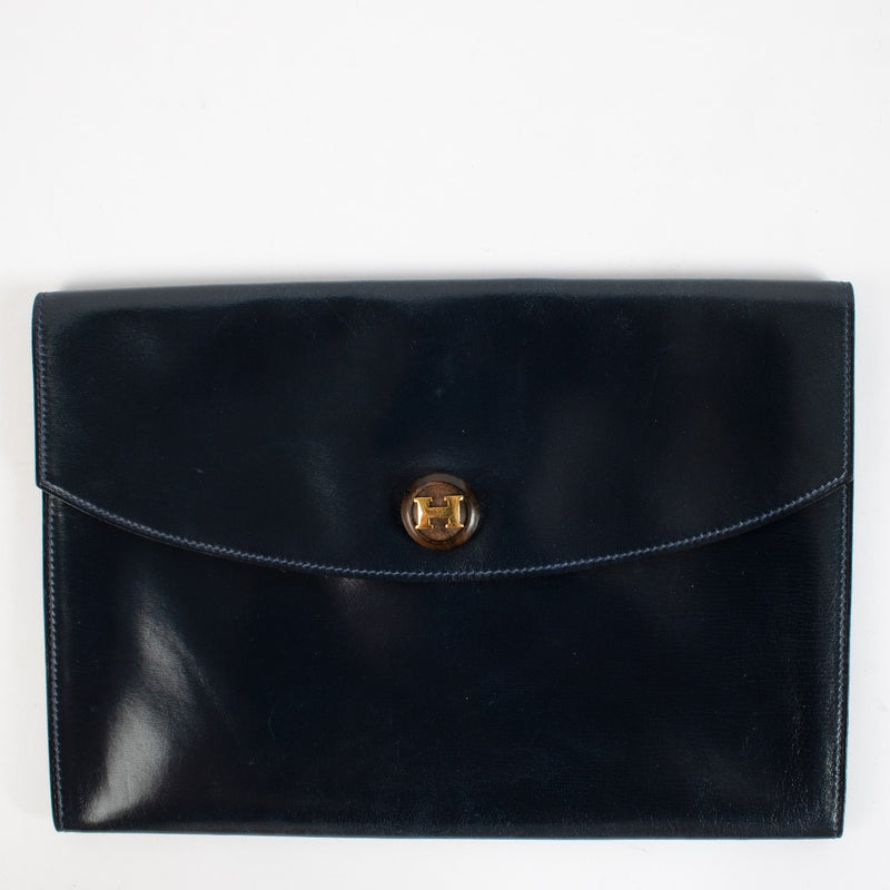 Shop safe online at Labellov in Antwerp, Brussels and Knokke this 100% authentic second hand Hermès Navy Blue Rio Clutch. Veilig online tweedehands authentieke Hermès Navy Blue Rio Clutch kopen bij Labellov in Antwerpen, Brussel en Knokke.