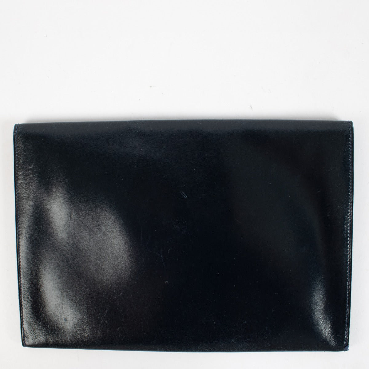 Shop safe online at Labellov in Antwerp, Brussels and Knokke this 100% authentic second hand Hermès Navy Blue Rio Clutch. Veilig online tweedehands authentieke Hermès Navy Blue Rio Clutch kopen bij Labellov in Antwerpen, Brussel en Knokke.